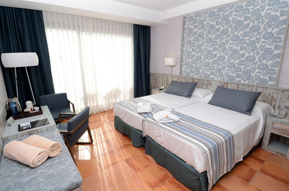 Отель Catalonia Ses Estaques - Adults Only Санта-Эулалия-дель-Рио Экстерьер фото
